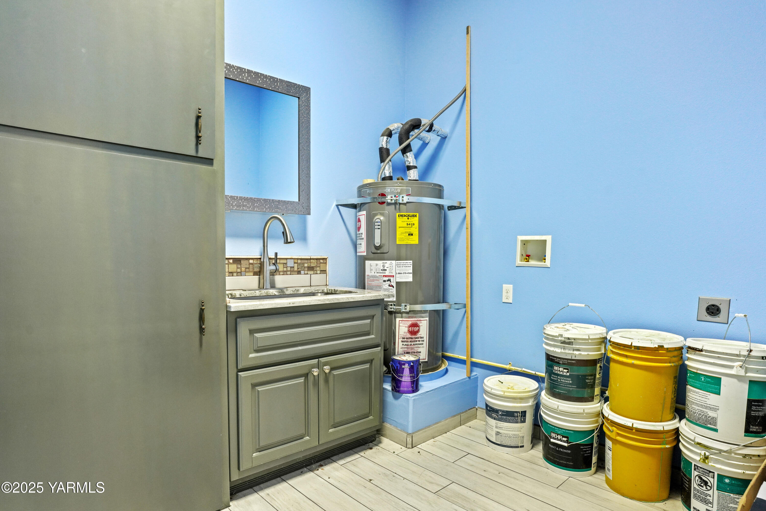 10002 North Wamba Road Prosser, WA 99350 - Photo 32 of 40 a bathroom with a granite countertop toilet and a sink