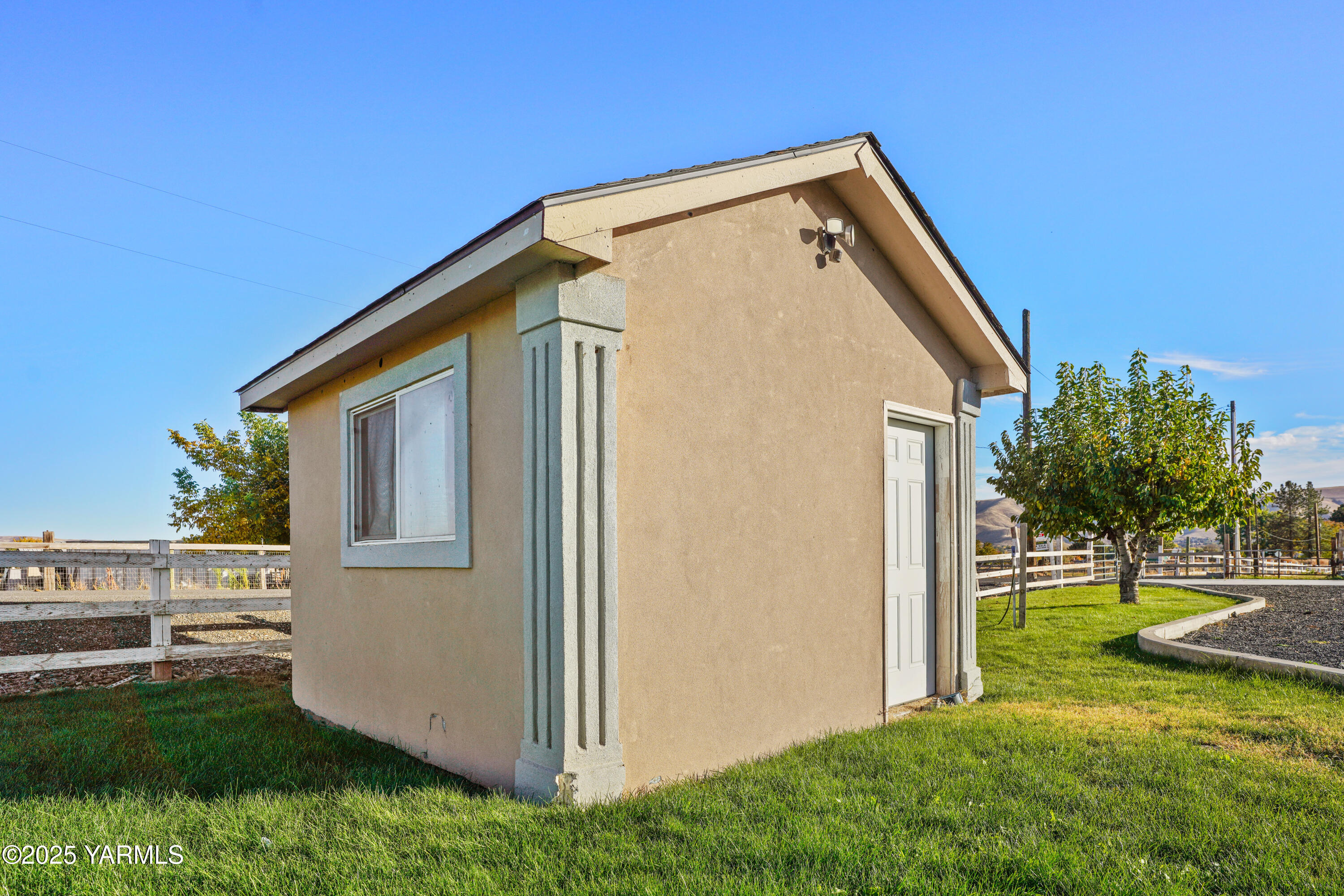 10002 North Wamba Road Prosser, WA 99350 - Photo 34 of 40 a front view of a house with a yard