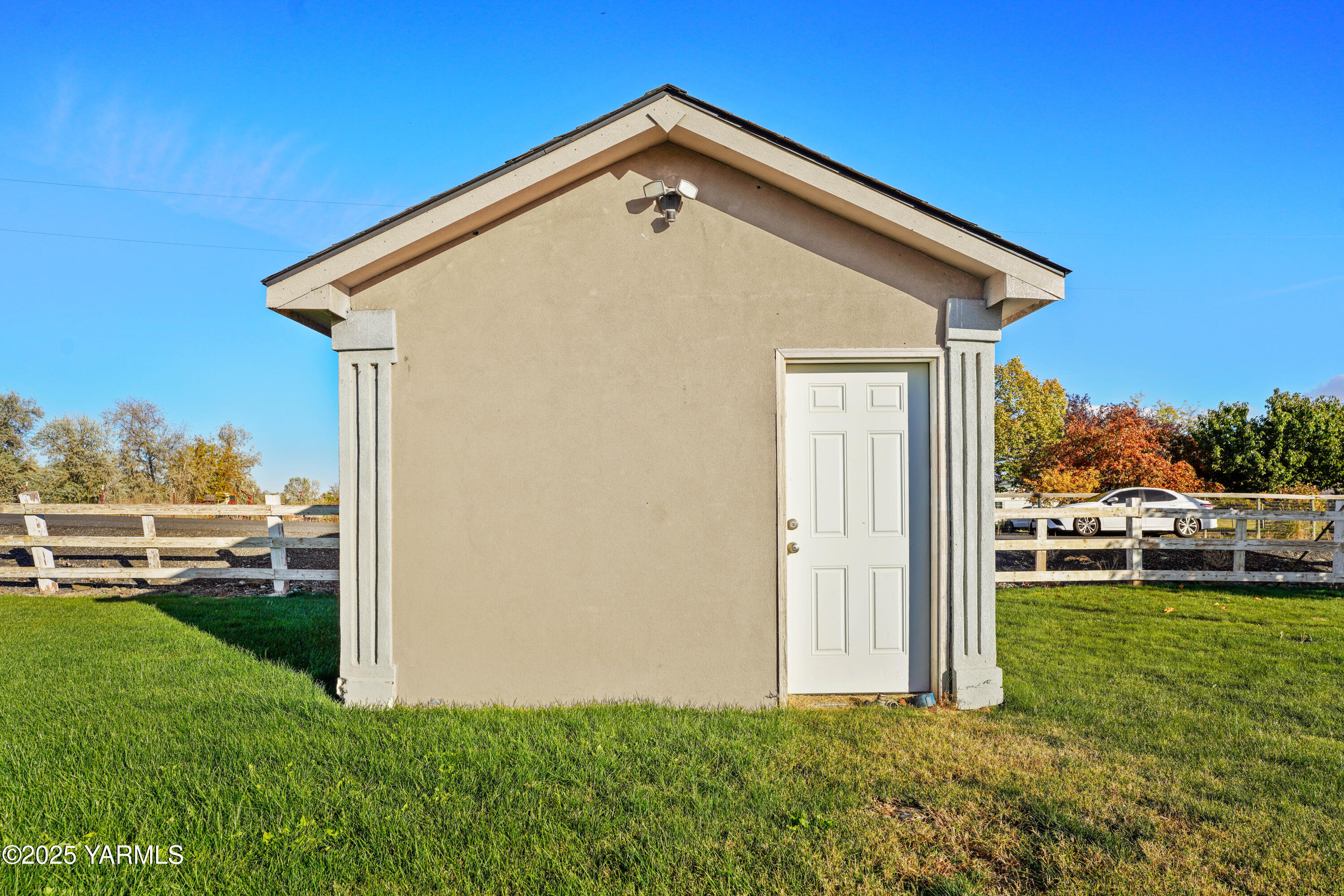 10002 North Wamba Road Prosser, WA 99350 - Photo 35 of 40 a front view of a house with a yard