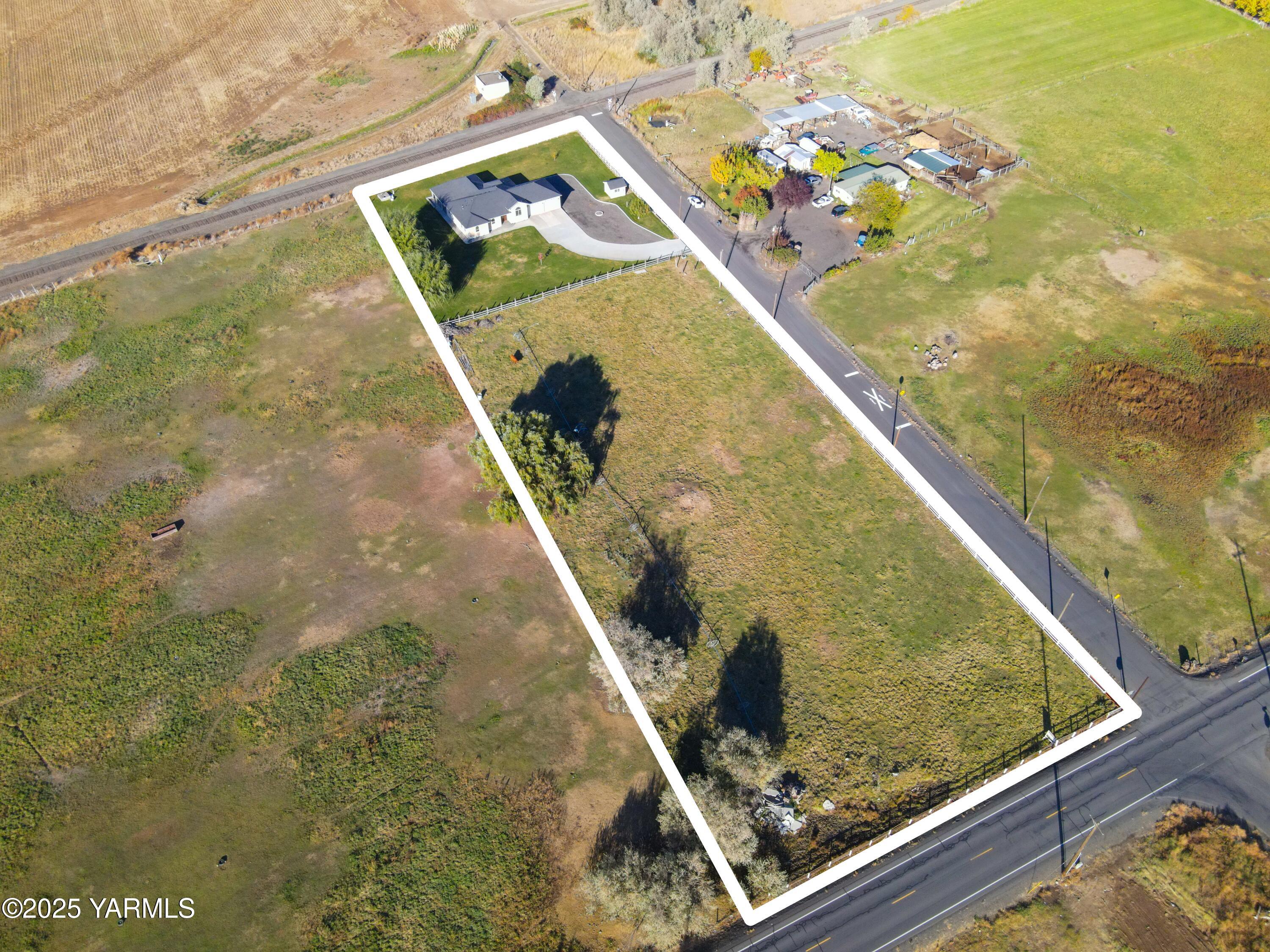 10002 North Wamba Road Prosser, WA 99350 - Photo 39 of 40 a view of a small pool