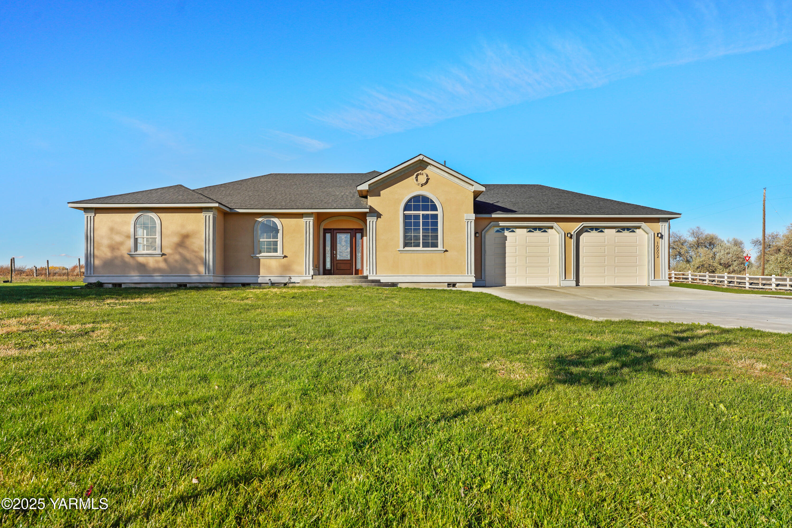 10002 North Wamba Road Prosser, WA 99350 - Photo 4 of 40 a front view of a house with a garden