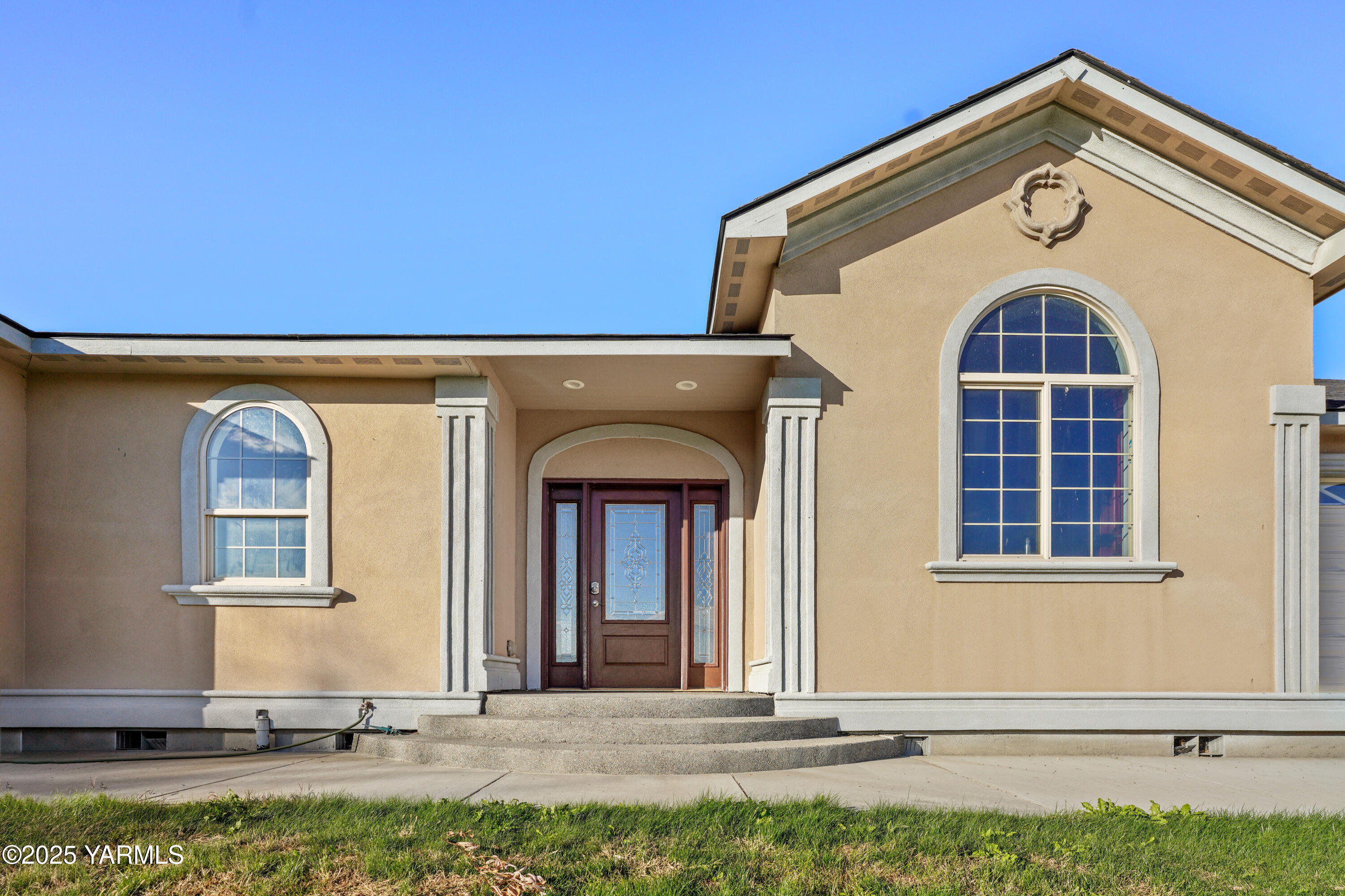10002 North Wamba Road Prosser, WA 99350 - Photo 5 of 40 a front view of a house