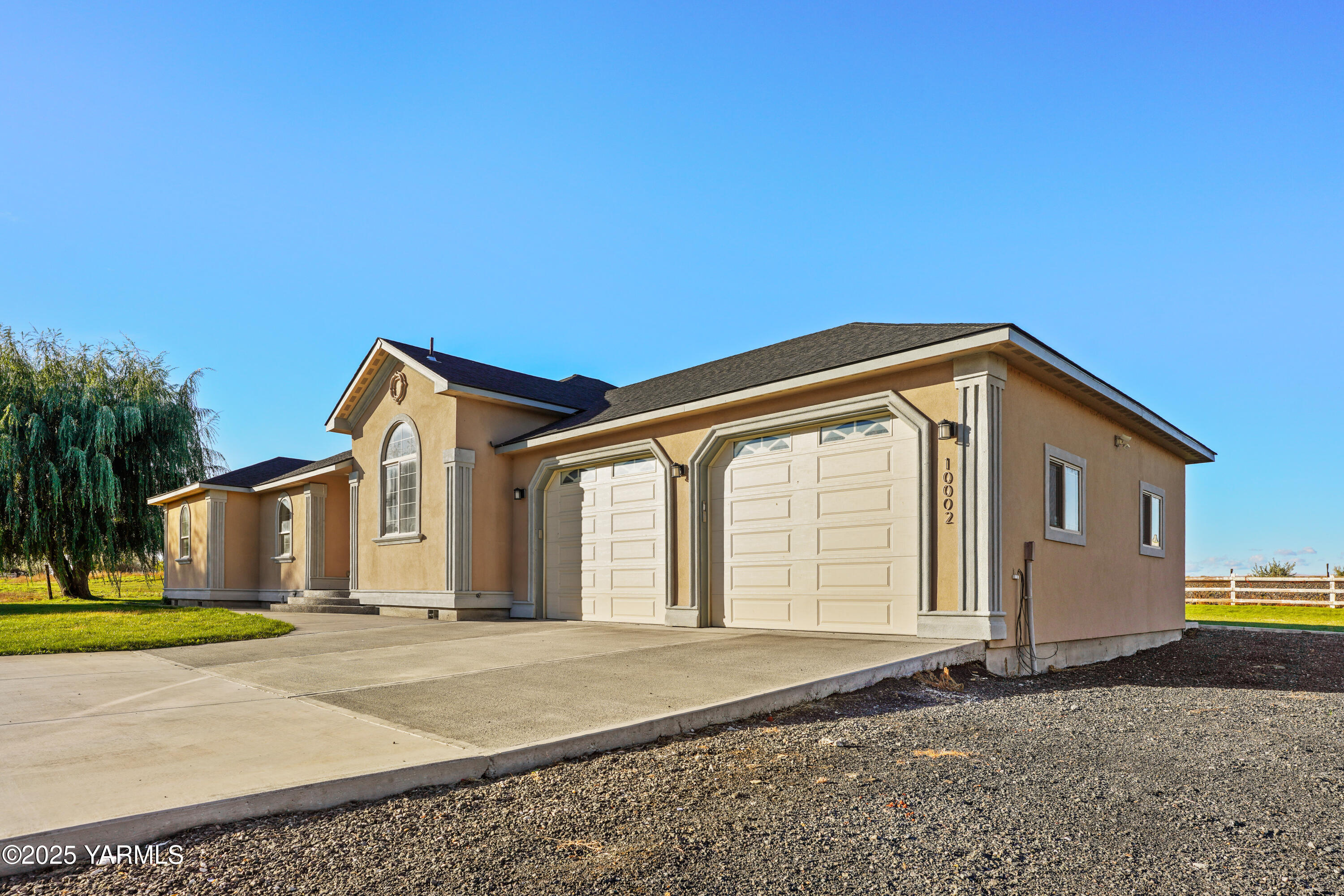 10002 North Wamba Road Prosser, WA 99350 - Photo 6 of 40 a front view of a house with a garden