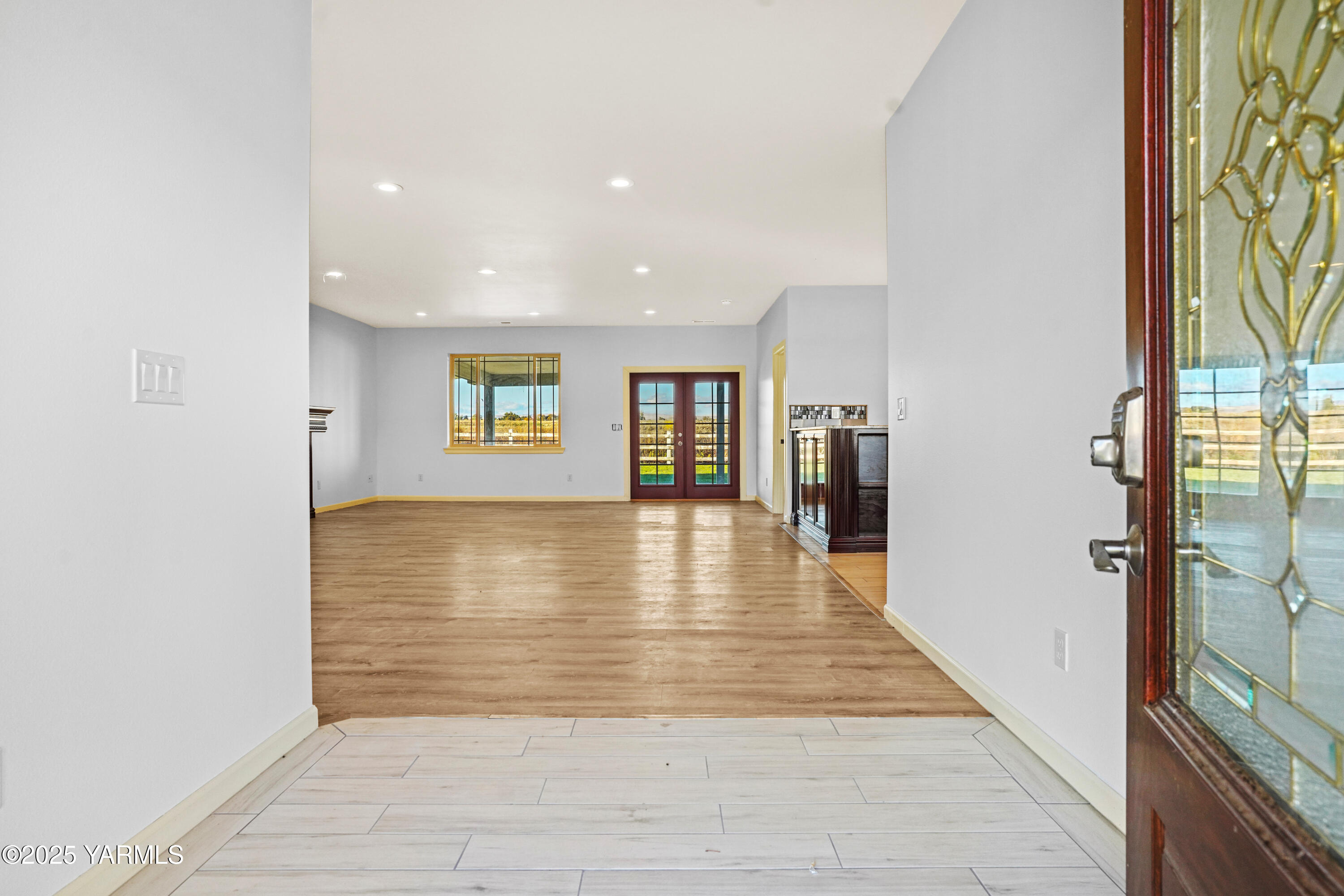 10002 North Wamba Road Prosser, WA 99350 - Photo 7 of 40 a view of an entryway of a house