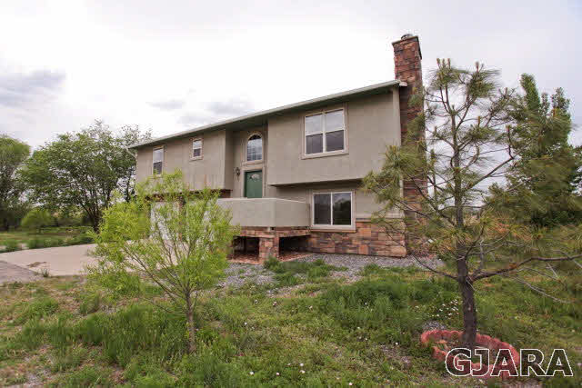 579 29 Road Grand Junction, CO 81501 - Photo 8 of 40 a backyard of a house with table and chairs