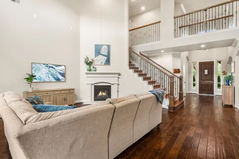 $975,000 | 10 Black Spruce Court, The Woodlands, TX 77375