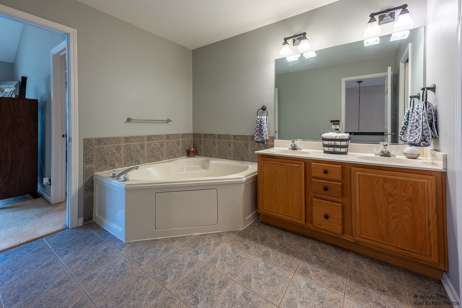 645 Pheasant Trail St. Charles, IL 60174 - Photo 16 of 18 a bathroom with a tub sink and mirror