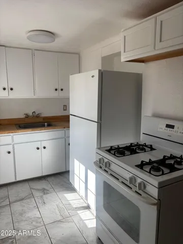 $1,100 | 823 East 17th Street, Douglas, AZ 85607