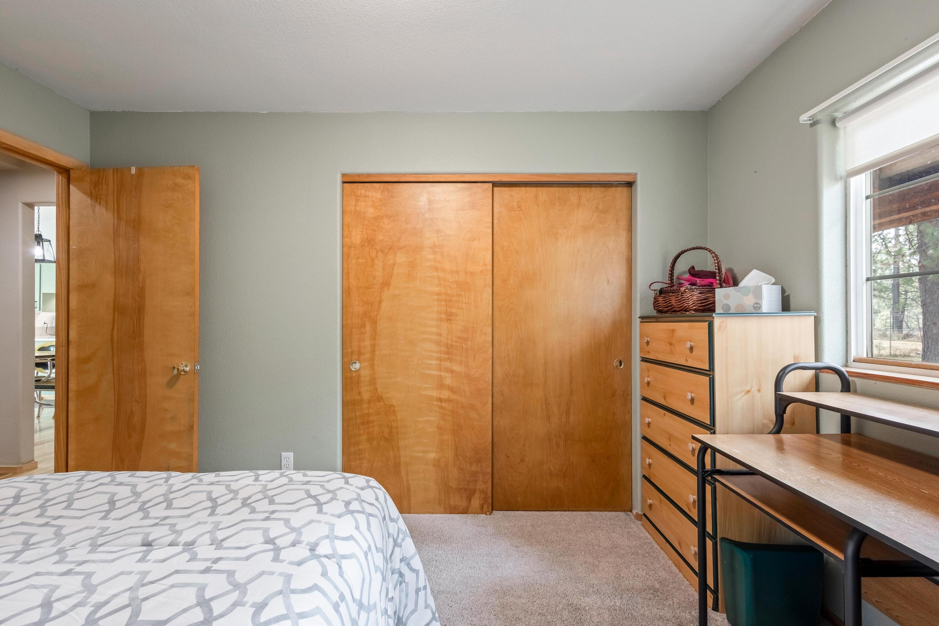 18900 Tuscarora Lane Bend, OR 97702 - Photo 9 of 20 a bedroom with a bed and a window