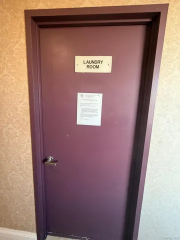 a view of a big room with closet and windows