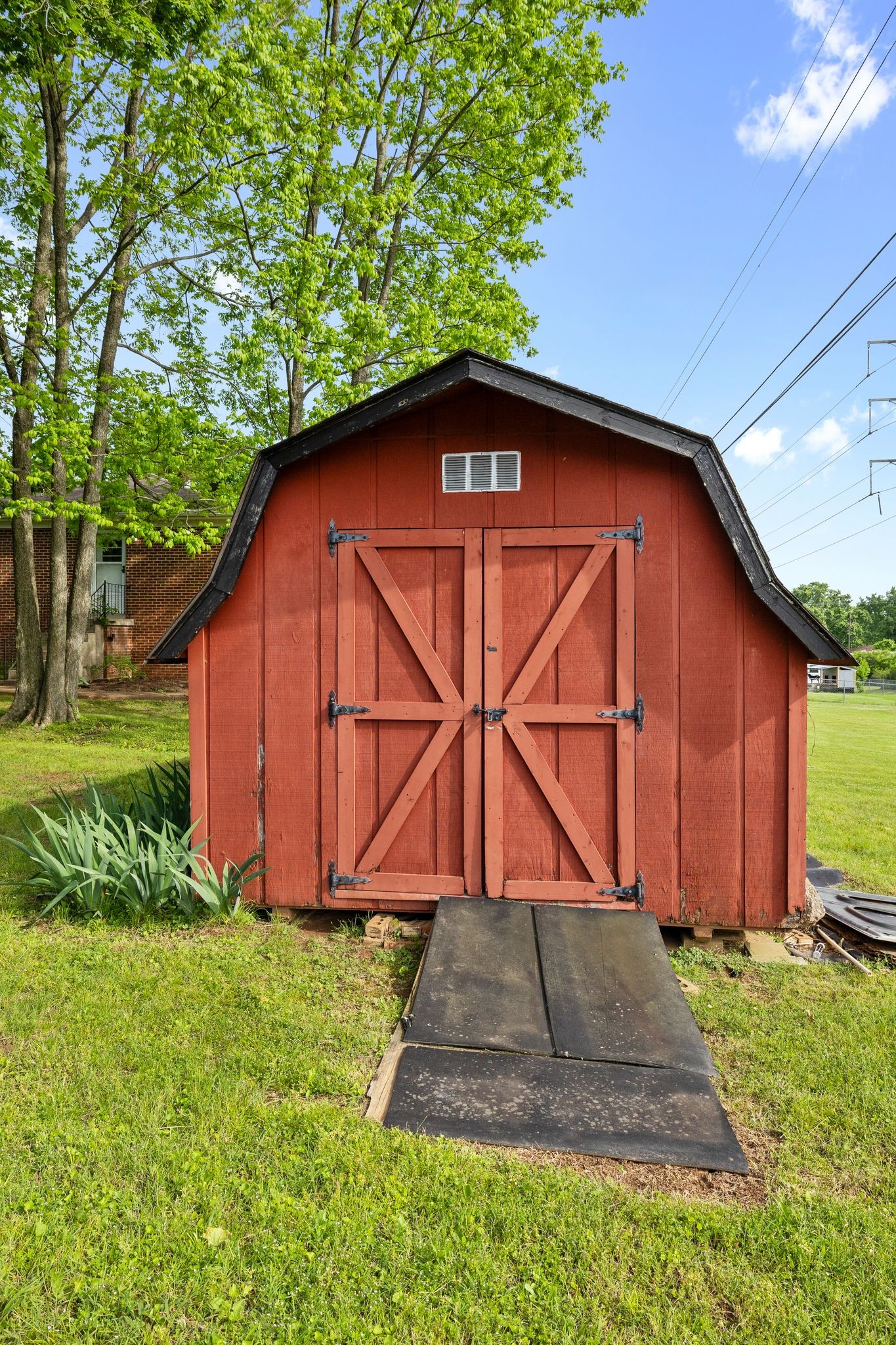 209 Apache Trail Columbia, TN 38401 - Photo 27 of 28 a backyard of a house with lots of green space