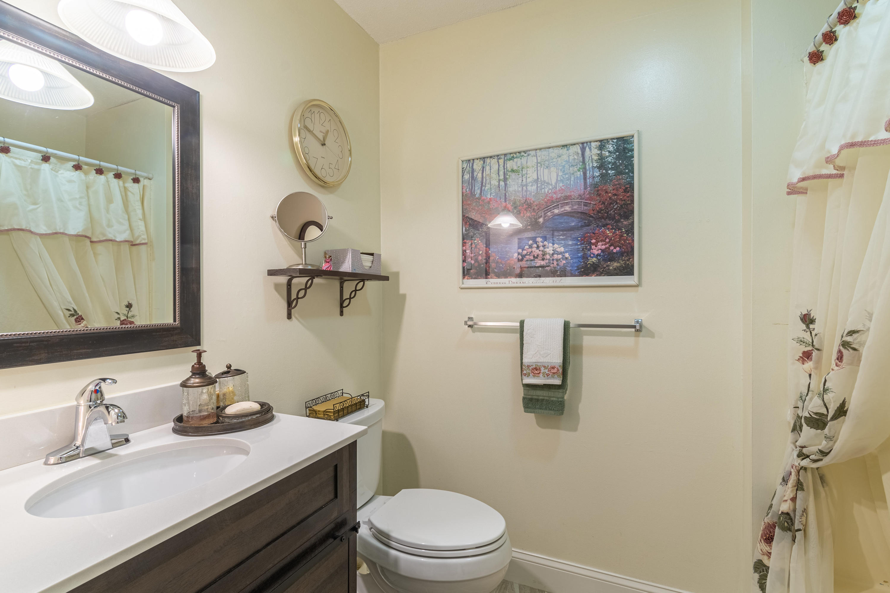 1819 Strathmore Road Knoxville, TN 37922 - Photo 12 of 23 1819 StratGuest Bathroom