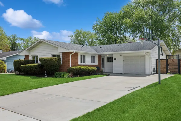 $389,000 | 385 Lafayette Lane, Hoffman Estates, IL 60169