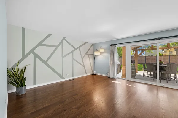 $389,000 | 385 Lafayette Lane, Hoffman Estates, IL 60169