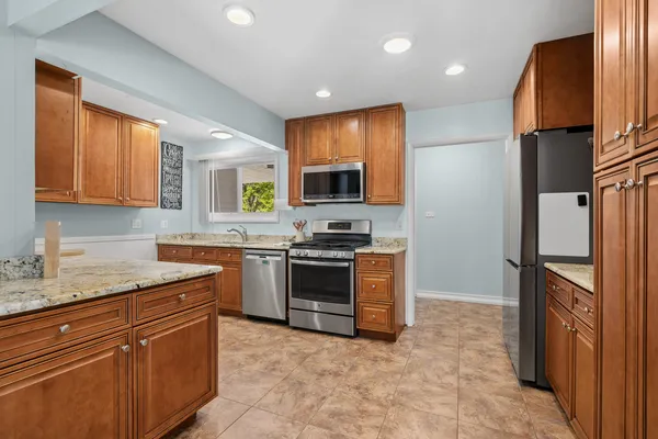 $389,000 | 385 Lafayette Lane, Hoffman Estates, IL 60169