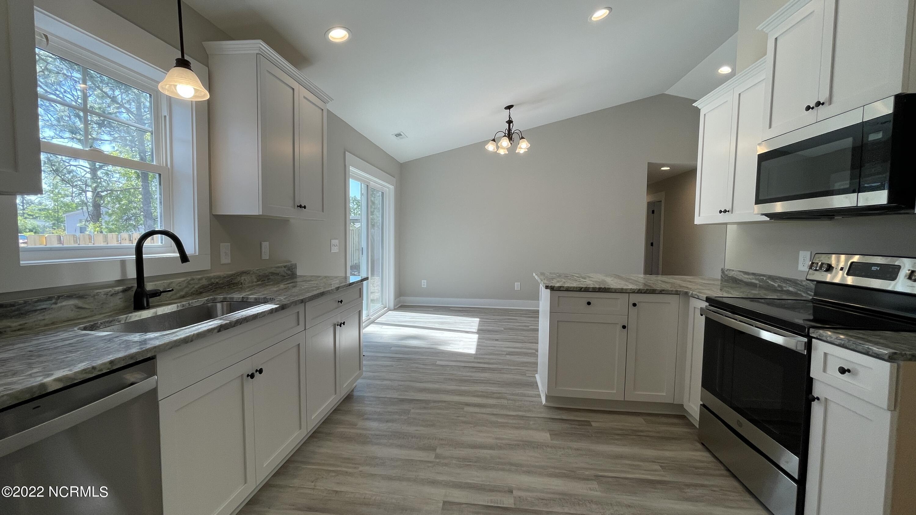 286 Inverness Drive Hubert, NC 28539 - Photo 12 of 34 Kitchen