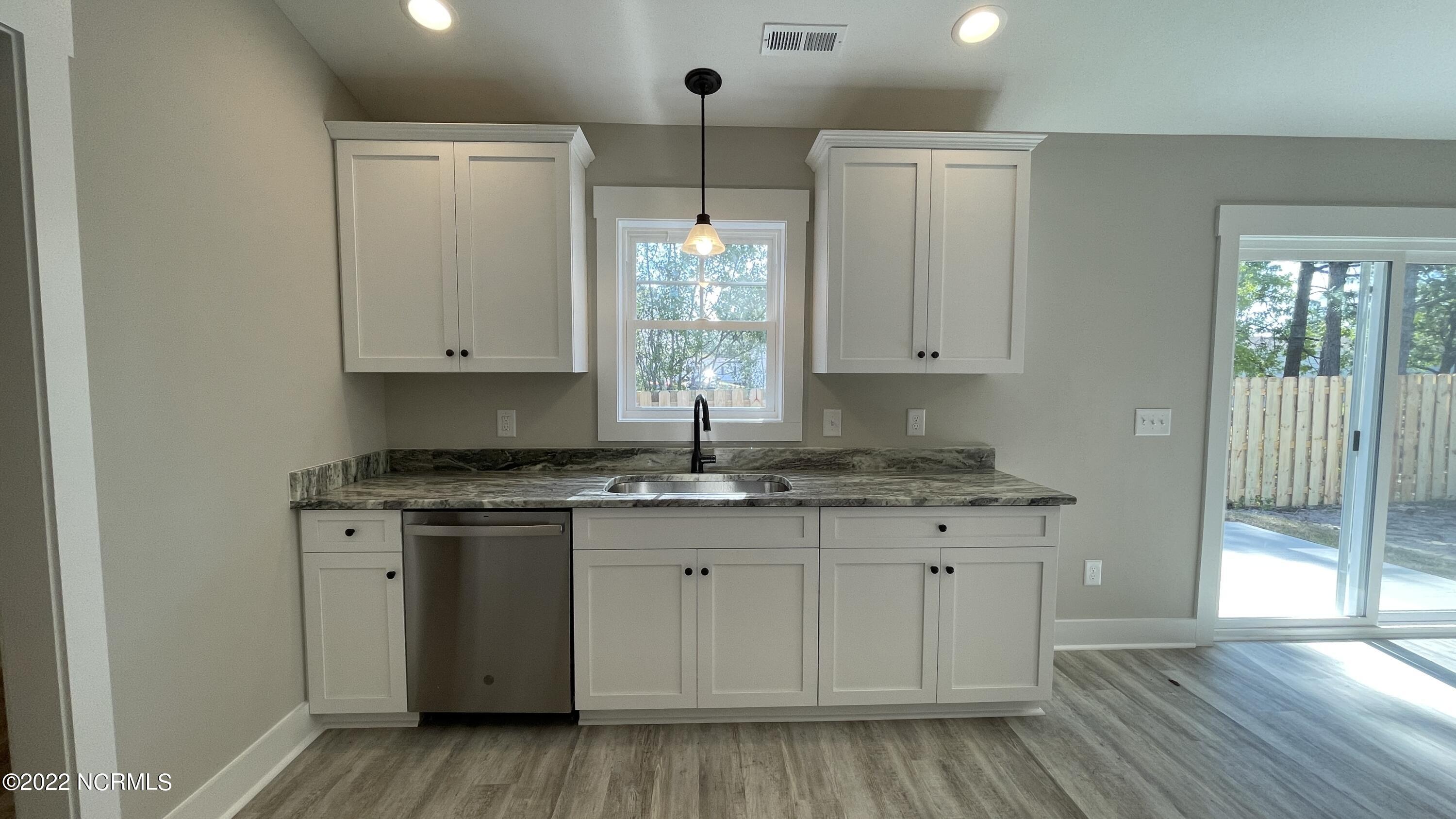 286 Inverness Drive Hubert, NC 28539 - Photo 9 of 34 Kitchen