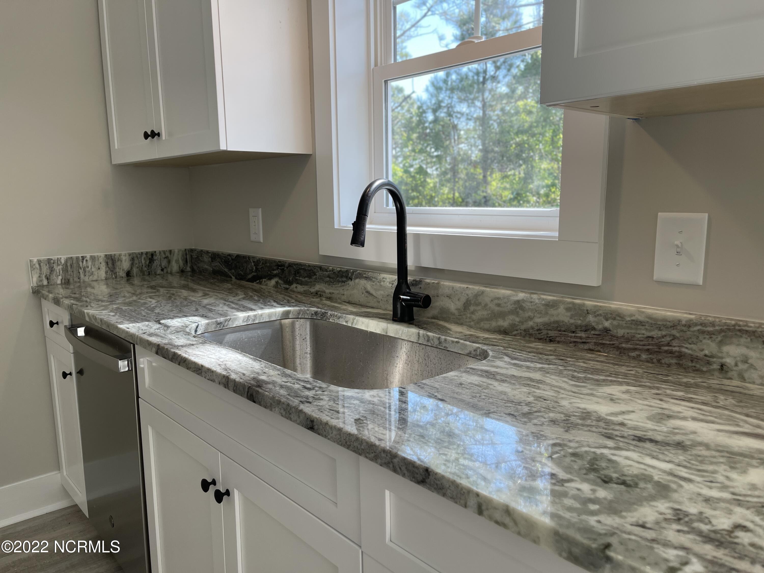 286 Inverness Drive Hubert, NC 28539 - Photo 10 of 34 Kitchen