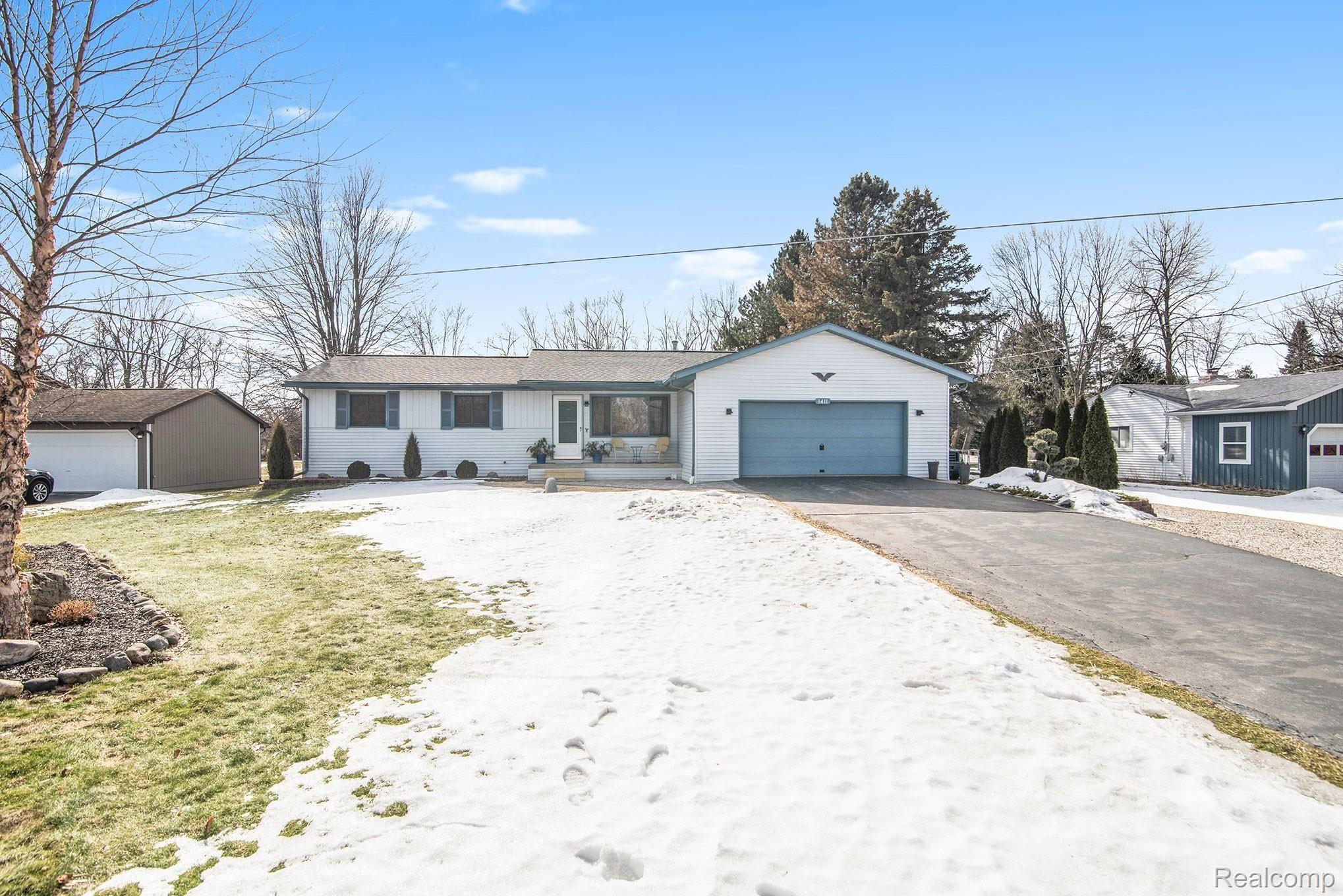 1411 North Long Lake Road Fenton, MI 48430 - Photo 2 of 44 DSC_6409.jpg