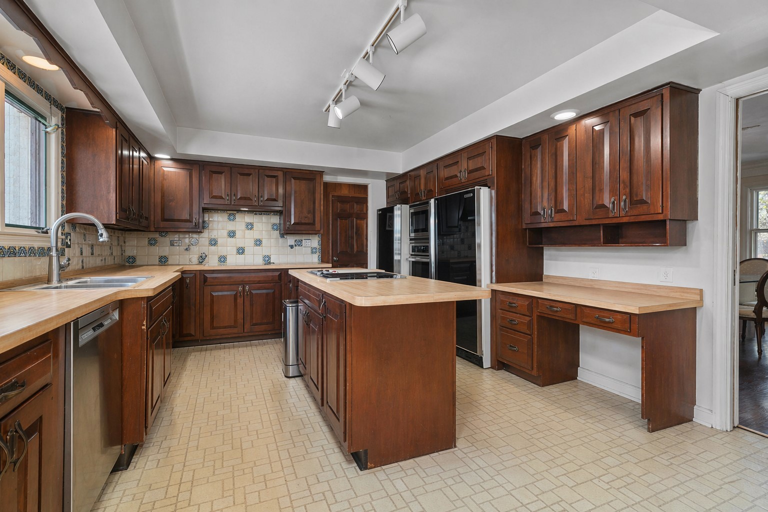 37 Forest Hills Road Lake Bluff, IL 60044 - Photo 14 of 52 a kitchen with stainless steel appliances kitchen island granite countertop a stove refrigerator and a sink