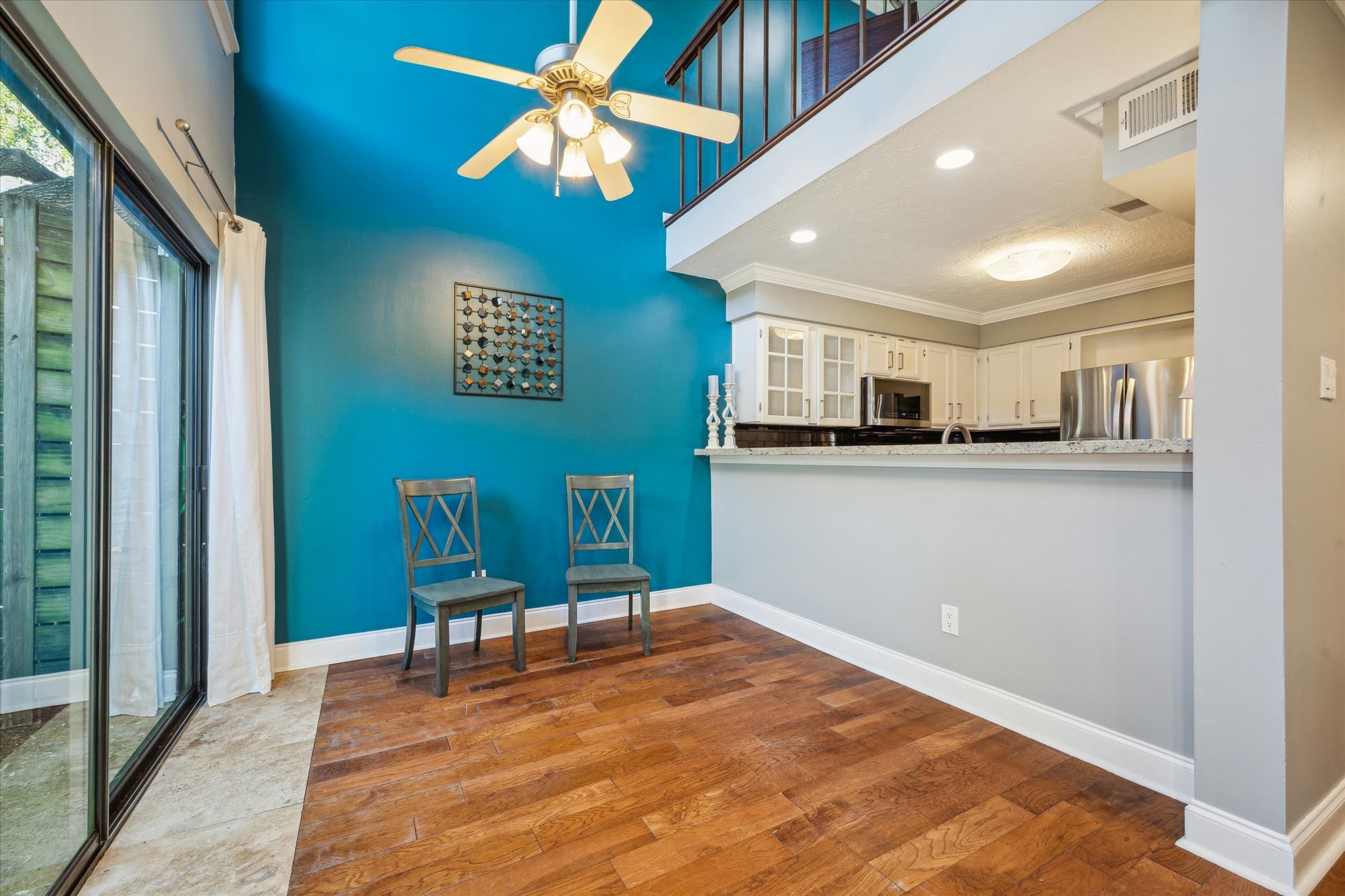 2107 Morgan Street Houston, TX 77006 - Photo 6 of 13 Dining area w/ sliding glass door leading out to backyard area.