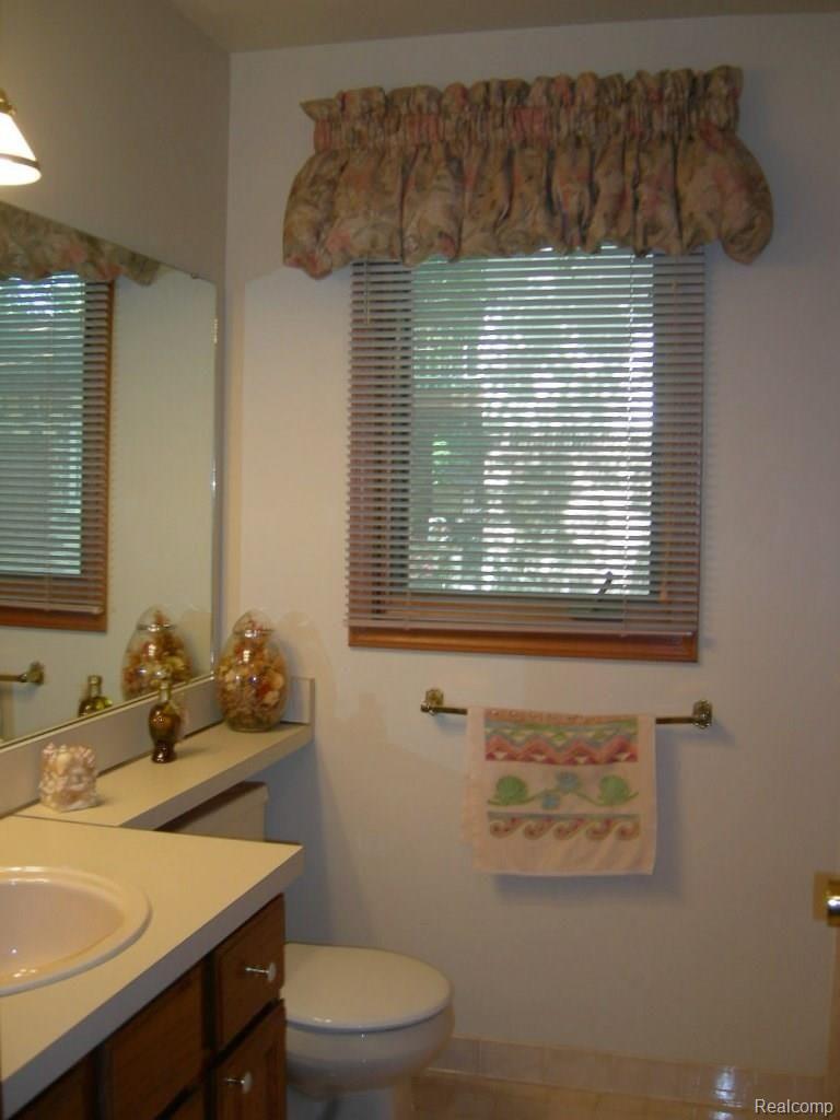 18349 Gill Road Livonia, MI 48152 - Photo 23 of 27 Full ceramic bath next to bedroom