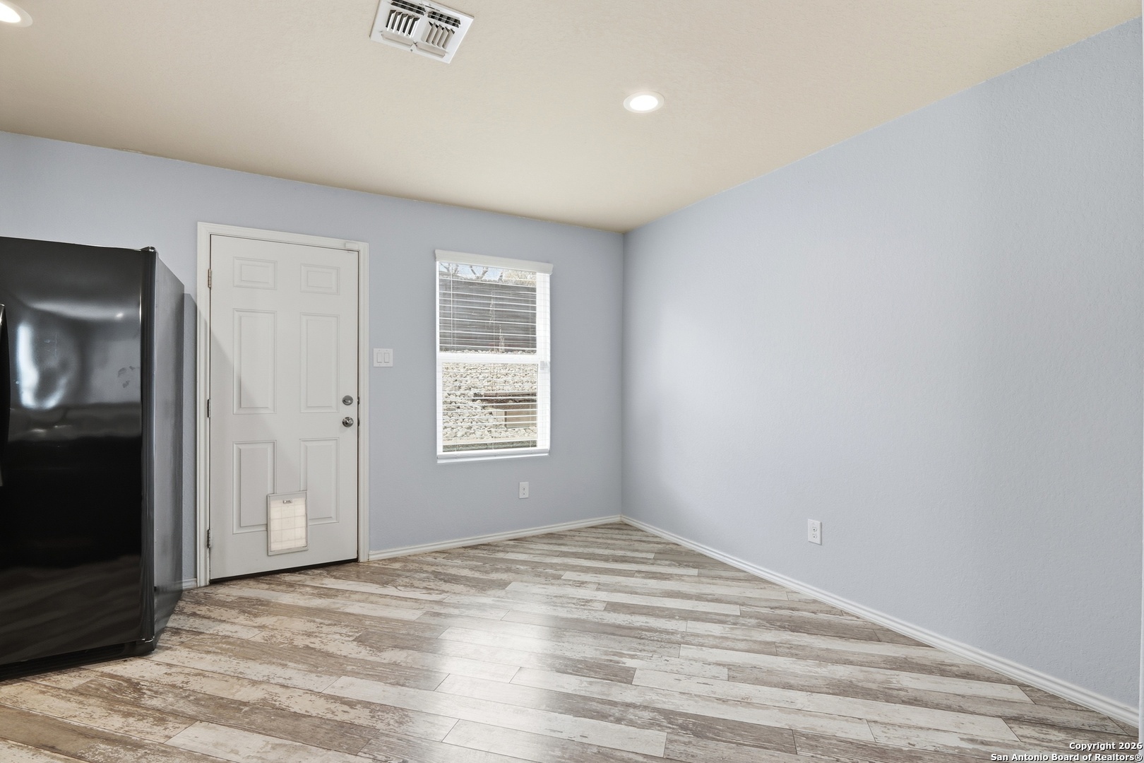 9713 Sandy Rdg Way San Antonio, TX 78239 - Photo 16 of 39 an empty room with windows and closet