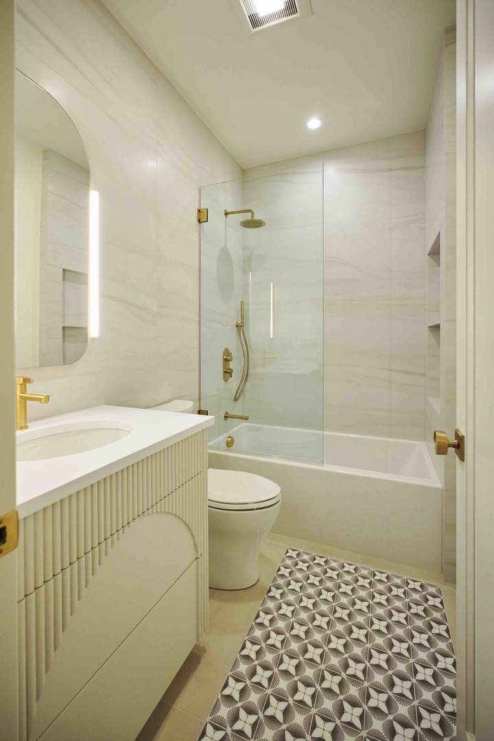 643 Abbotsford Road Kenilworth, IL 60043 - Photo 10 of 31 a bathroom with a toilet a sink and bathtub