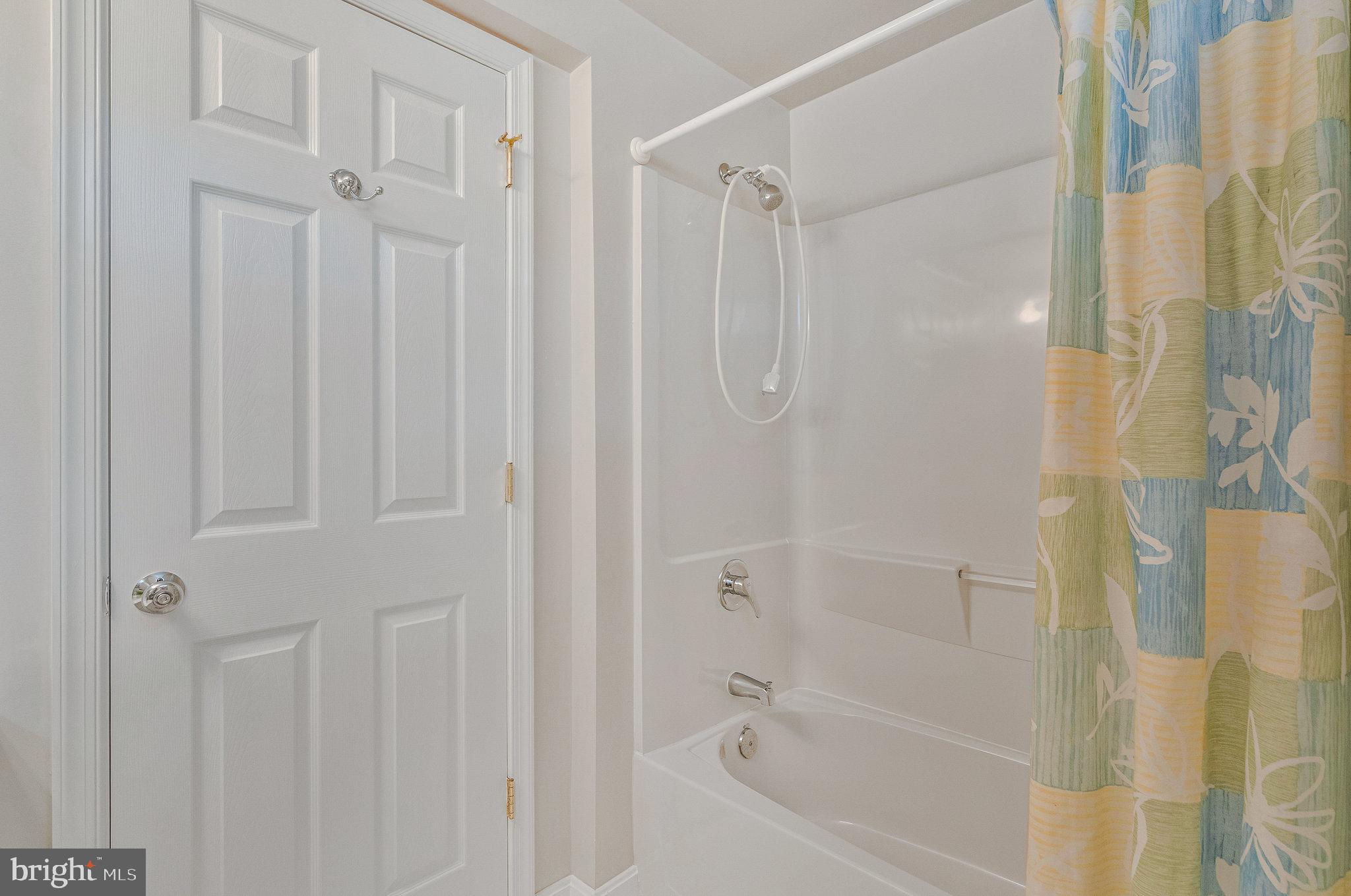 7 South Lowery Court Sterling, VA 20165 - Photo 43 of 63 a bathroom with a shower