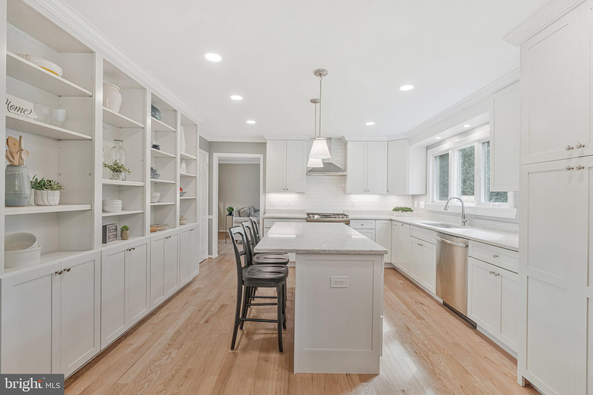 7 South Lowery Court Sterling, VA 20165 - Photo 10 of 63 Dreamy kitchen. Quartz countertops.