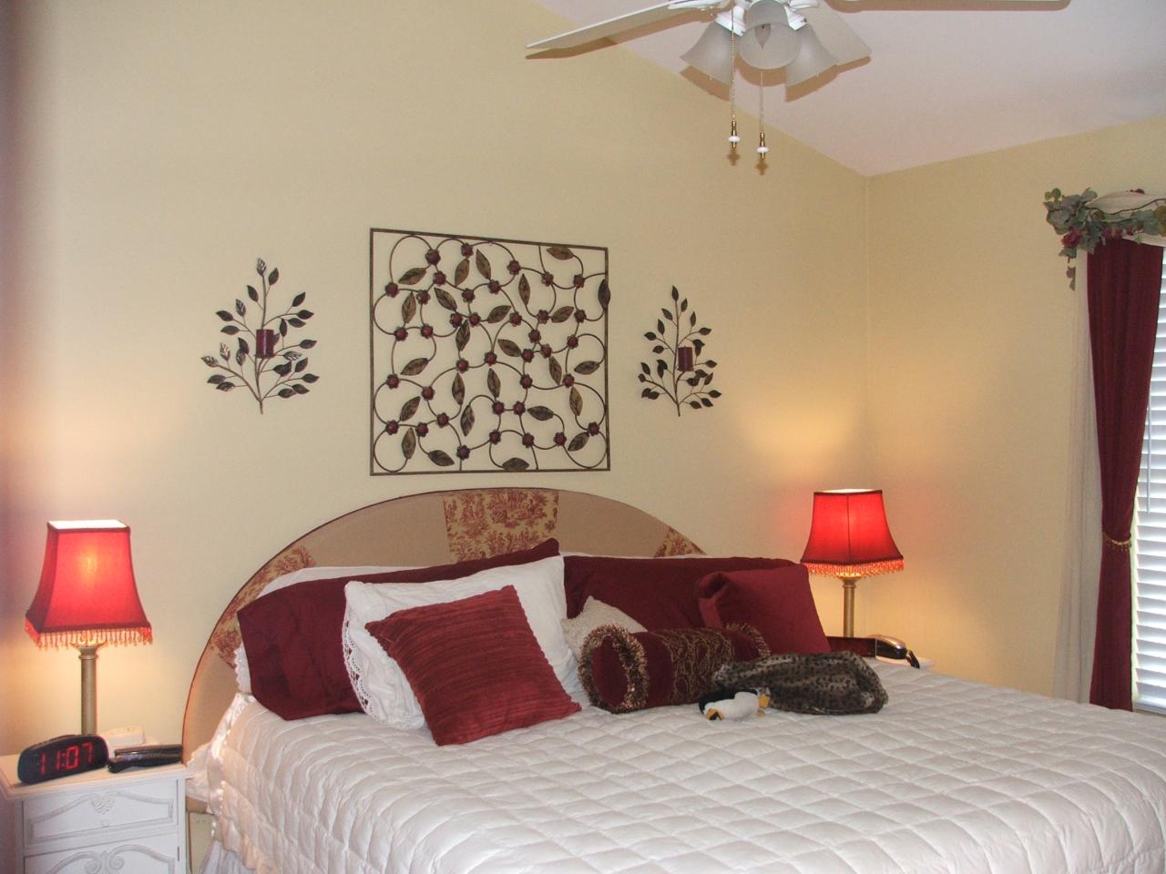 1124 Mountain View Road Vinton, VA 24179 - Photo 7 of 10 a bedroom with a bed and a lamp
