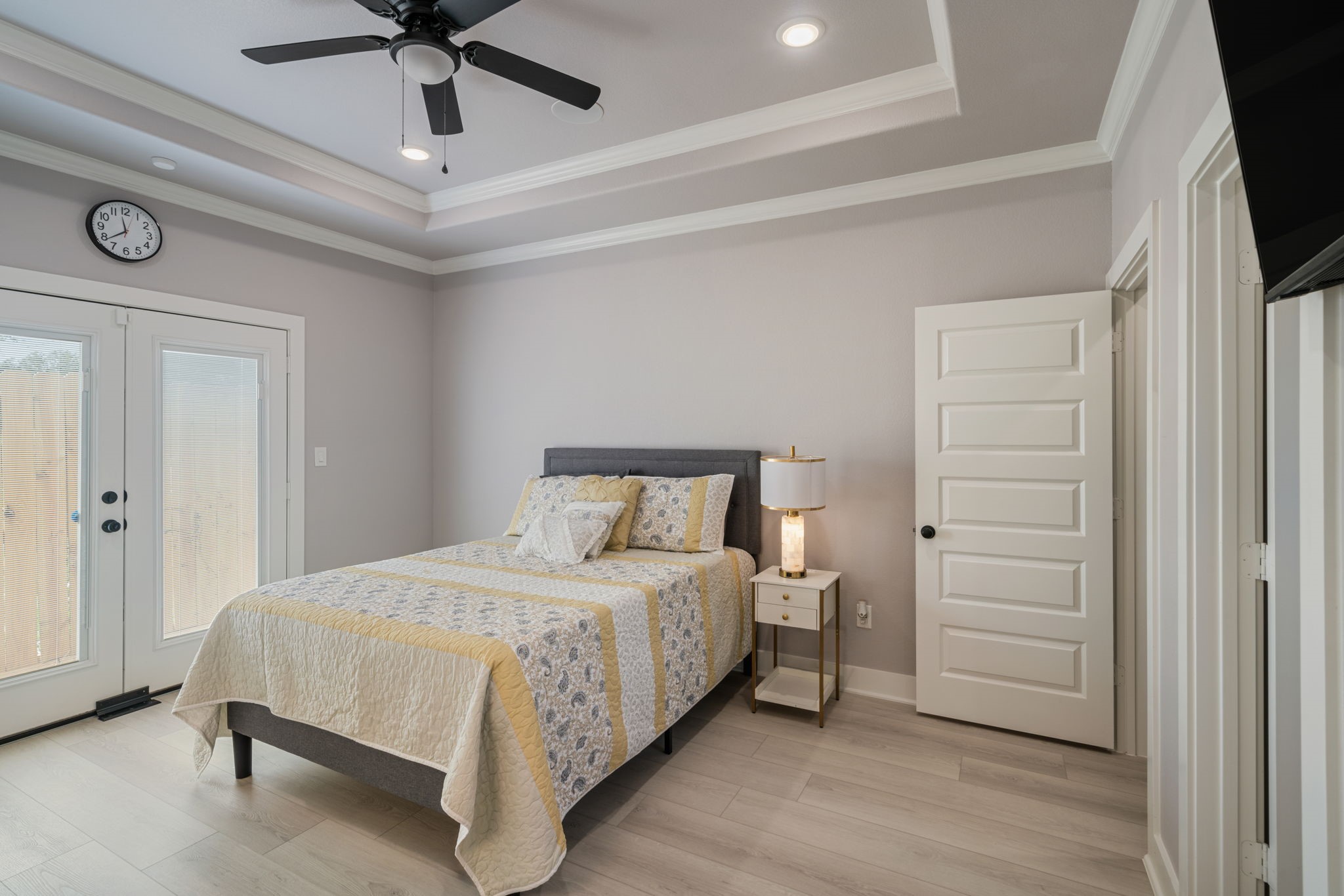8521 Brandon Bldg-d Street, Unit STUDIO Houston, TX 77072 - Photo 2 of 9 a bedroom with a bed and a ceiling fan