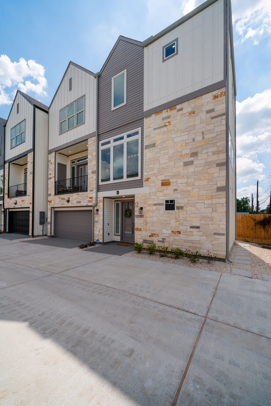 8521 Brandon Bldg-d Street, Unit STUDIO Houston, TX 77072 - Photo 7 of 9 a view of house with garage