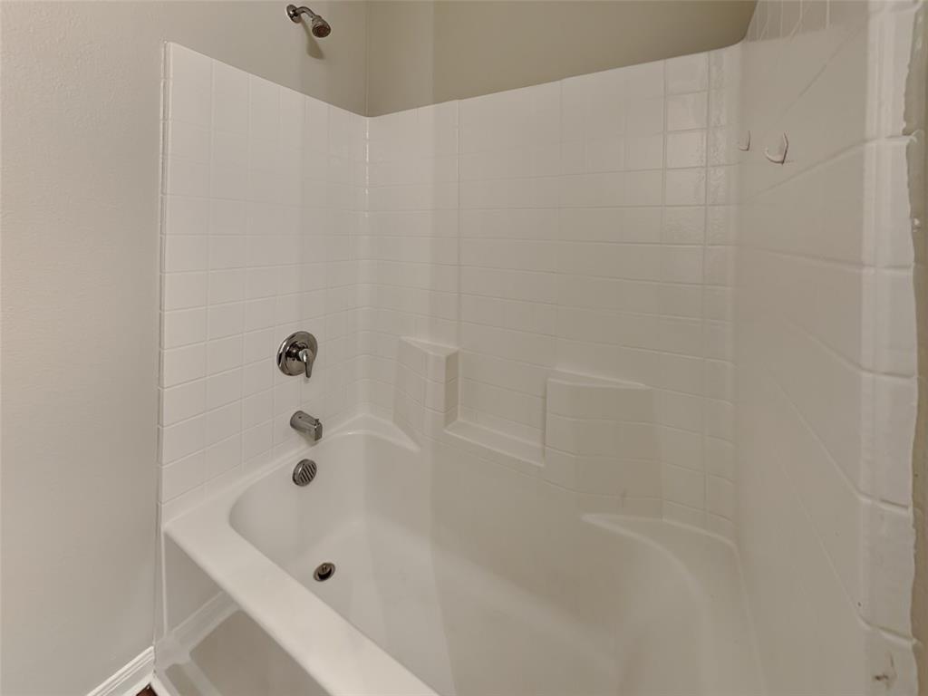 1334 Barrel Drive Dallas, TX 75253 - Photo 15 of 16 a bathroom with a bathtub