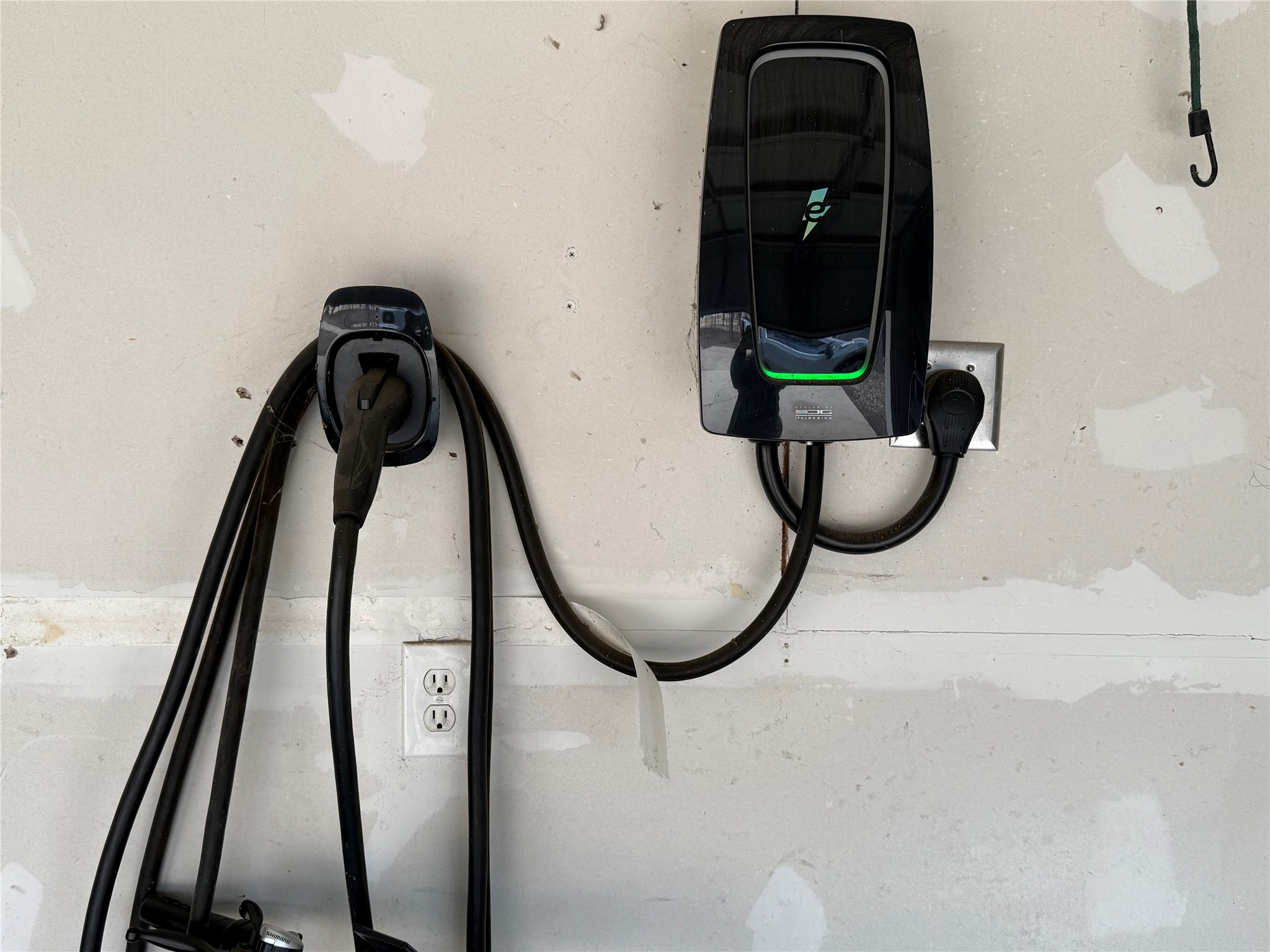 104 Spring Branch Bastrop, TX 78602 - Photo 32 of 32 a close view of light fixtures and a mirror