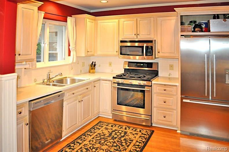 704 Lincoln Road Grosse Pointe, MI 48230 - Photo 8 of 21 Kitchen0464.jpg