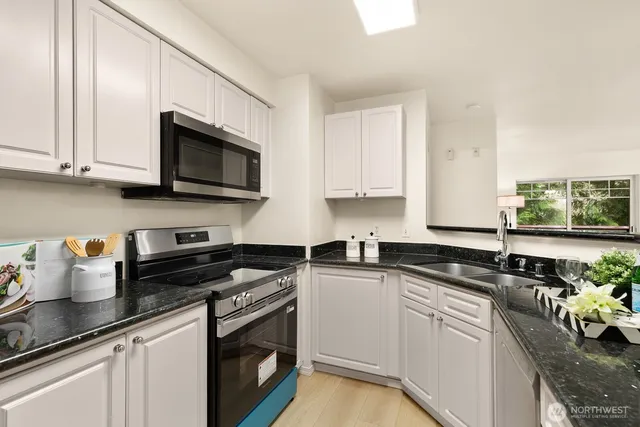 $499,950 | 18501 Southeast Newport Way, Unit H237, Issaquah, WA 98027