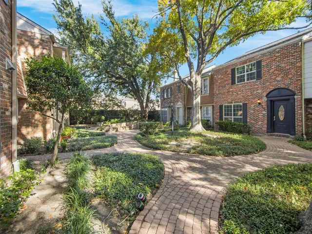 a view of a yard in front of a house