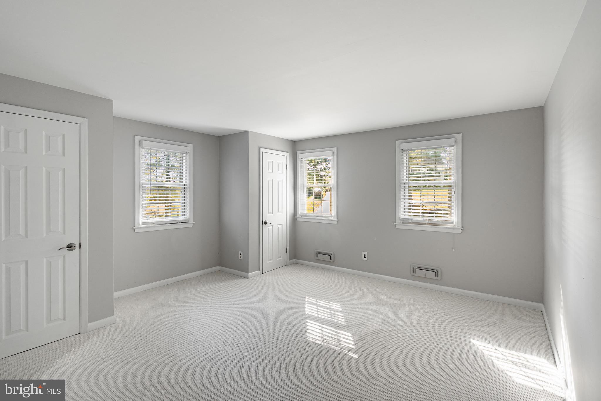 657 Walker Road Wayne, PA 19087 - Photo 32 of 66 an empty room with windows