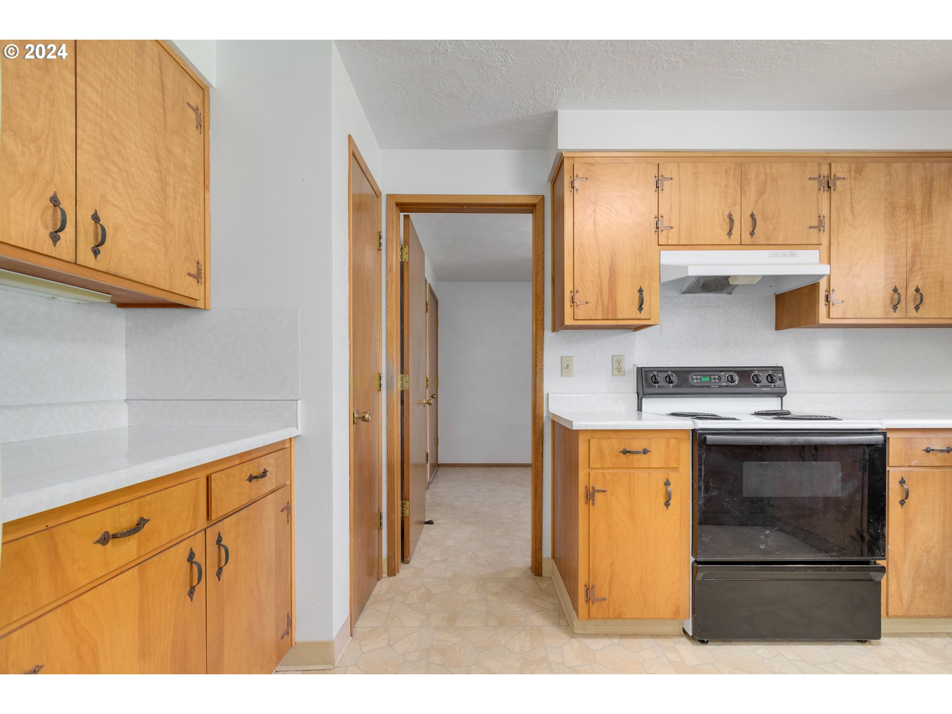 1816 Yolanda Avenue Springfield, OR 97477 - Photo 15 of 48 a kitchen with stainless steel appliances granite countertop a stove a sink and a refrigerator