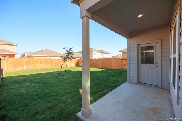 $2,250 | 120 Chipping, Floresville, TX 78114