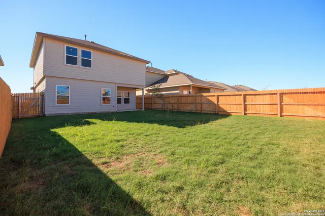 $2,250 | 120 Chipping, Floresville, TX 78114