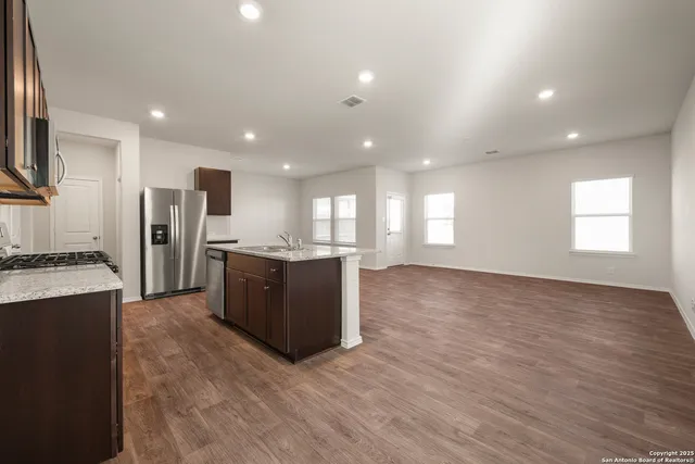 $2,250 | 120 Chipping, Floresville, TX 78114