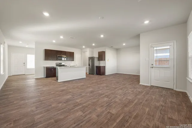 $2,250 | 120 Chipping, Floresville, TX 78114