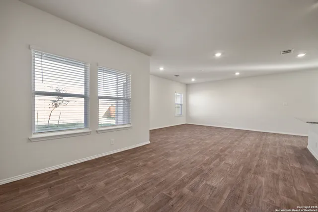 $2,250 | 120 Chipping, Floresville, TX 78114