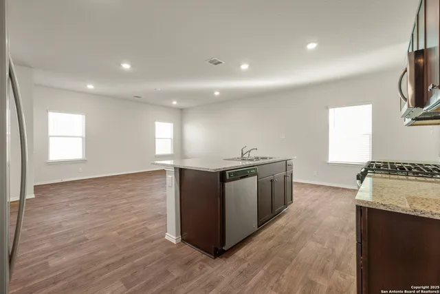 $2,250 | 120 Chipping, Floresville, TX 78114