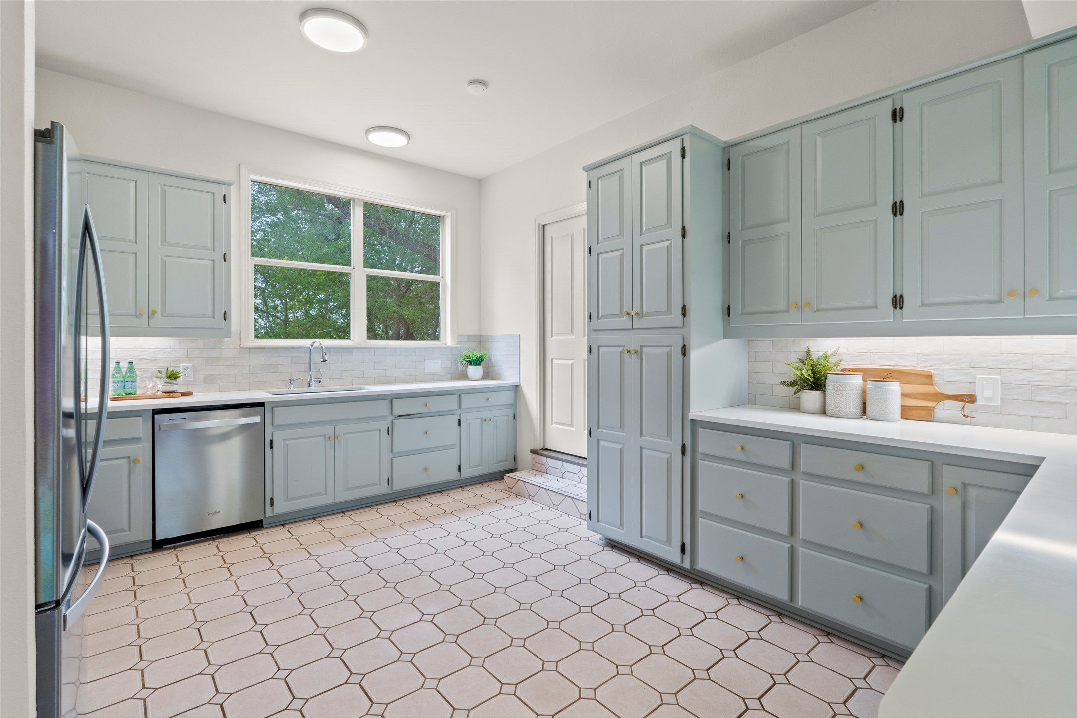 1700 Patterson Road Austin, TX 78733 - Photo 10 of 36 Updated kitchen with quartz countertops and breakfast bar