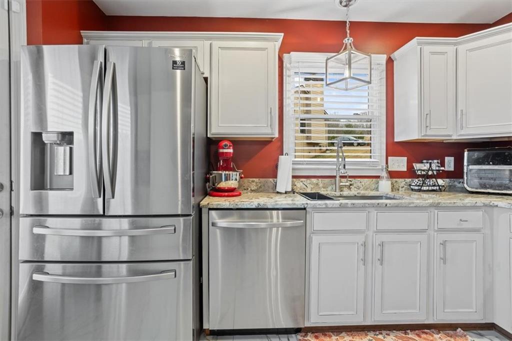 122 Horseshoe Bend Jasper, GA 30143 - Photo 21 of 47 a kitchen with stainless steel appliances granite countertop a refrigerator and a sink