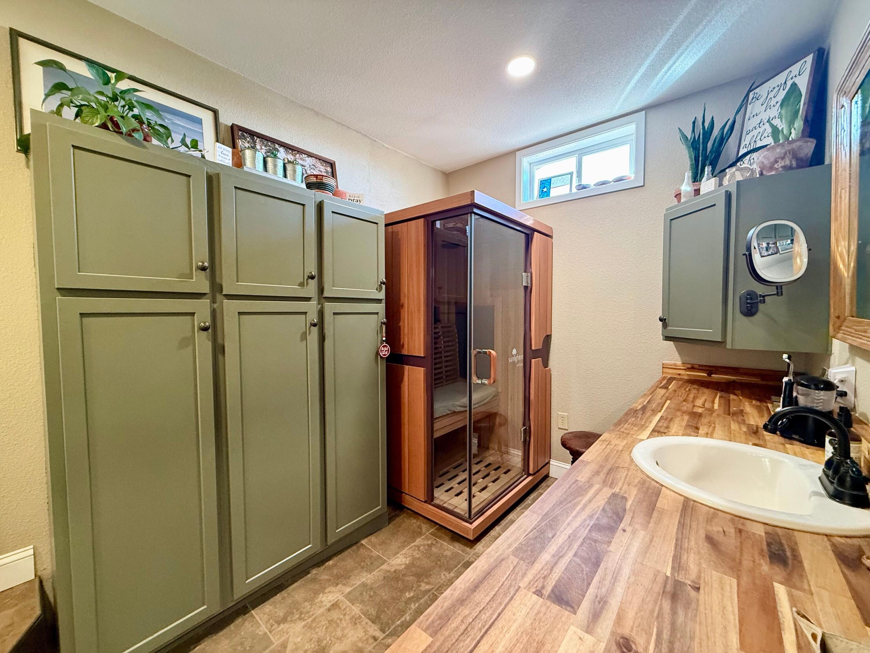 3011 County Rd I Lamesa, TX 79331 - Photo 15 of 28 Primary Bathroom