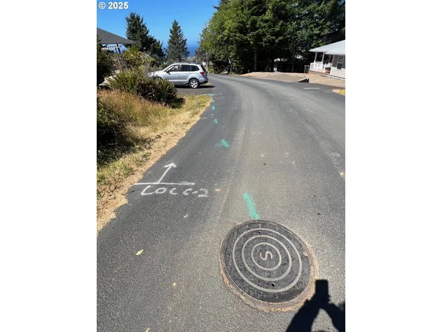 a view of a livingroom with washer and dryer